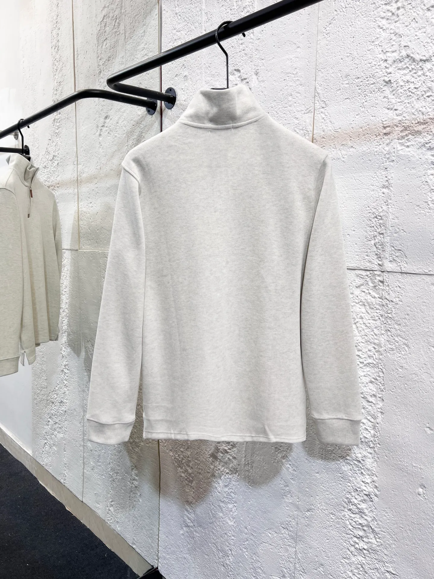 P196 Style number: T71 2235# Actual pictures! ! Ralph Lauren Minnie fabric long-sleeved half-zip sweatshirt. Color: black, oatmeal gray, camel, dark gray, light gray, navy blue, milk white. A total of 7 colors. Size: M-100-120 catties L-120-140 catties XL-140-160 catties 2XL-160-180 catties